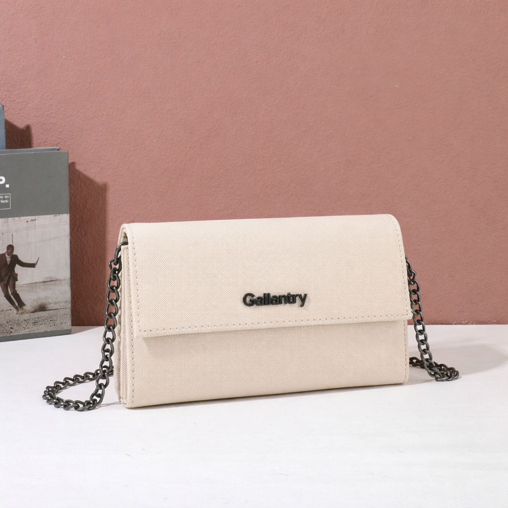 Pochette Lina beige à chaîne métallique mise en scène dans un décor d’ambiance – visuel d’ambiance créé avec l’IA – Gallantry Paris