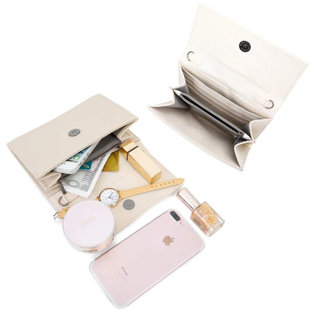 Intérieur de Lina beige : compartiments, poche zippée centrale et fentes pour cartes sous le rabat aimanté – réf. L-86006