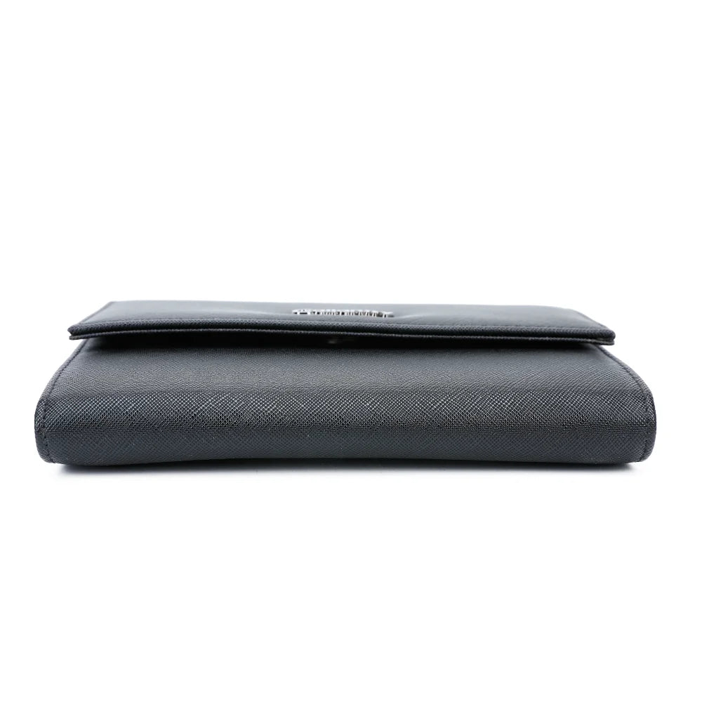Dessous de la pochette Lina noir, base plate et nette en synthétique à la texture saffiano – réf. L-86006