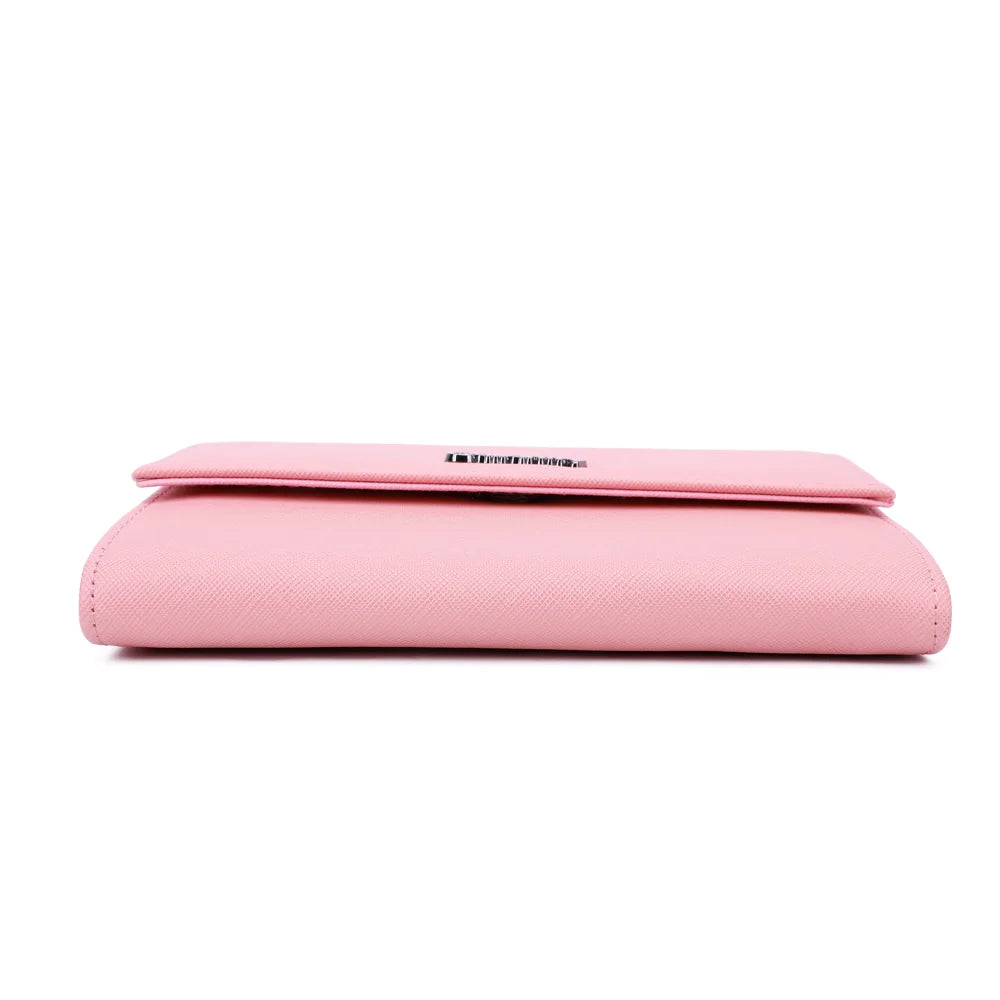 Dessous de la pochette Lina rose, base plate et nette en synthétique à la texture saffiano – réf. L-86006