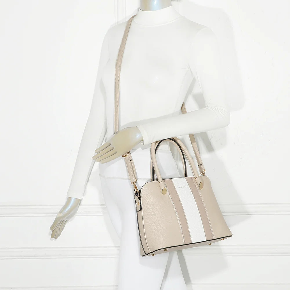 Sac Linéa beige porté par une femme, à la main ou à l’épaule avec sa bandoulière réglable – réf. KJ-62051