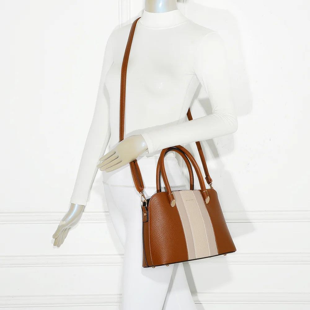 Sac Linéa marron porté par une femme, à la main ou à l’épaule avec sa bandoulière réglable – réf. KJ-62051