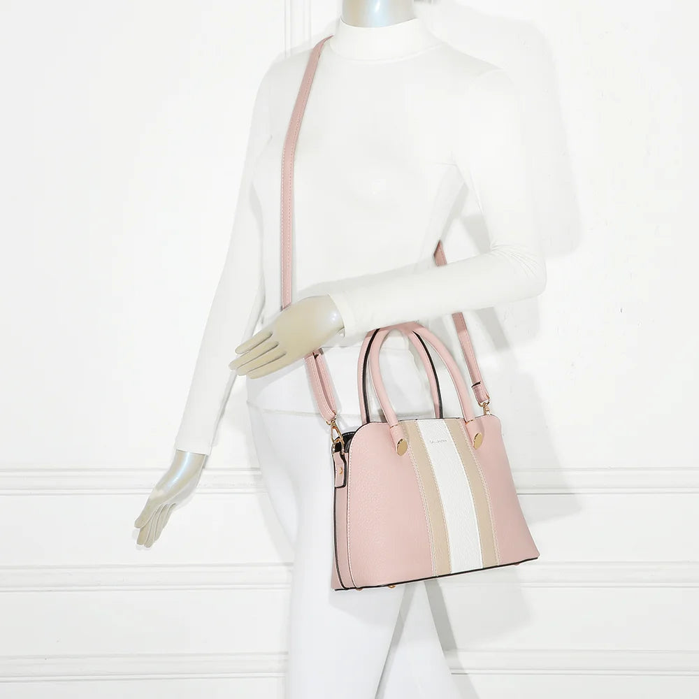 Sac Linéa rose porté par une femme, à la main ou à l’épaule avec sa bandoulière réglable – réf. KJ-62051