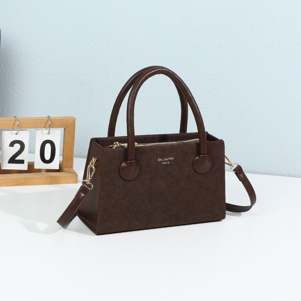 Sac à main Liora coloris Coffee posé dans un décor d’intérieur – visuel d’ambiance créé avec l’IA – Gallantry Paris