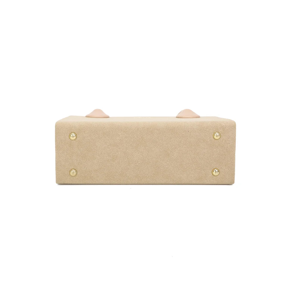 Base plate rectangulaire du sac Liora taupe, qui lui permet de tenir droit une fois posé – réf. YL-26014-1