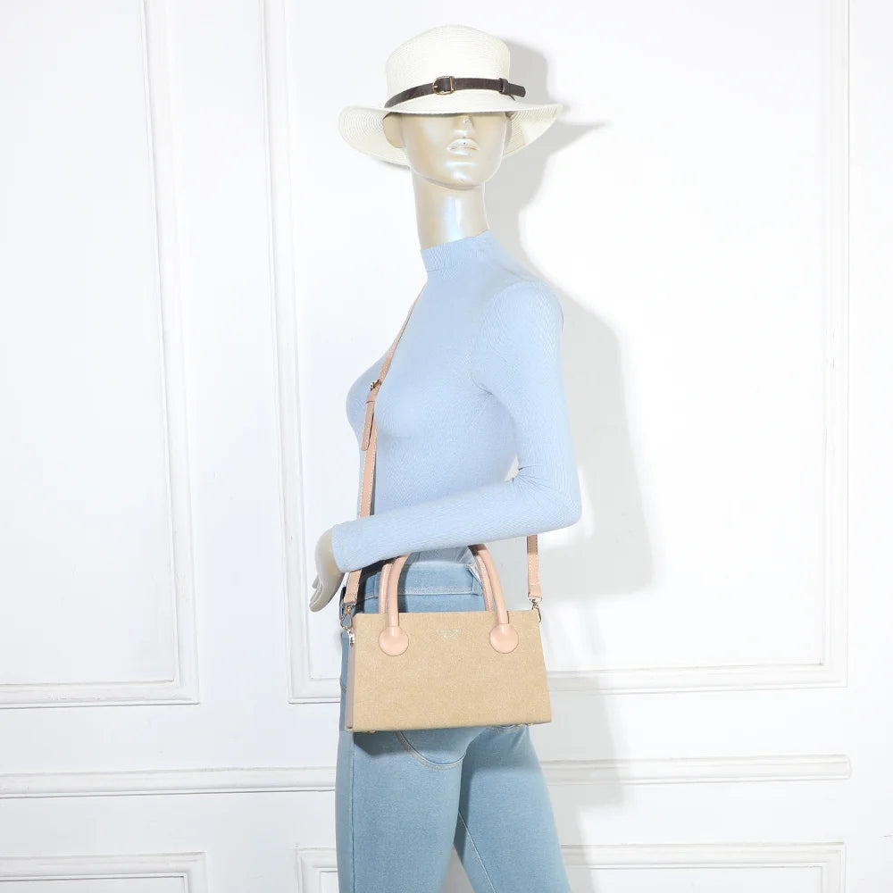 Sac à main femme Liora taupe porté, anses arrondies à la main ou bandoulière amovible – réf. YL-26014-1