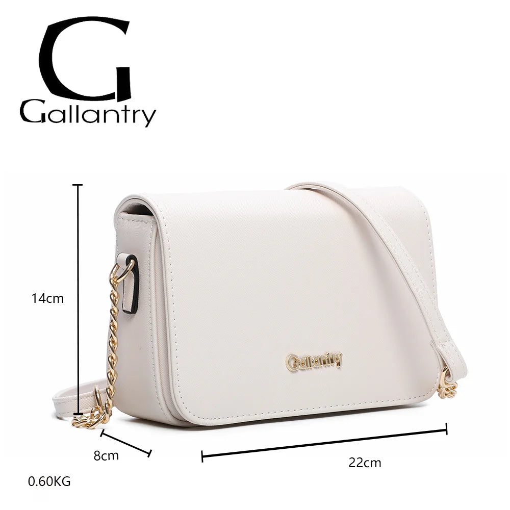 Dimensions de Lisa beige : 22 × 8 × 14 cm pour 0,60 kg, bandoulière chaîne dorée incluse – réf. C-7097
