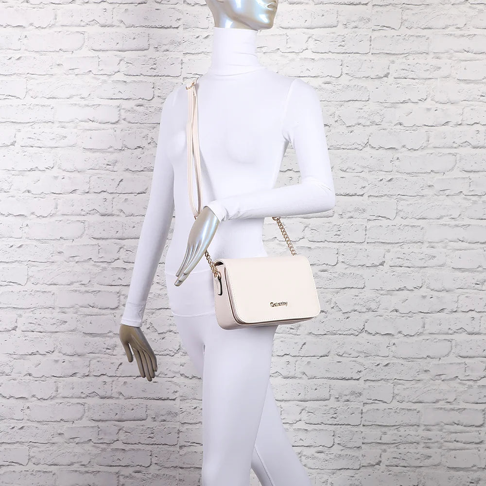 Sac Lisa beige porté par une femme en bandoulière, sa chaîne dorée mise en valeur sur la silhouette – réf. C-7097