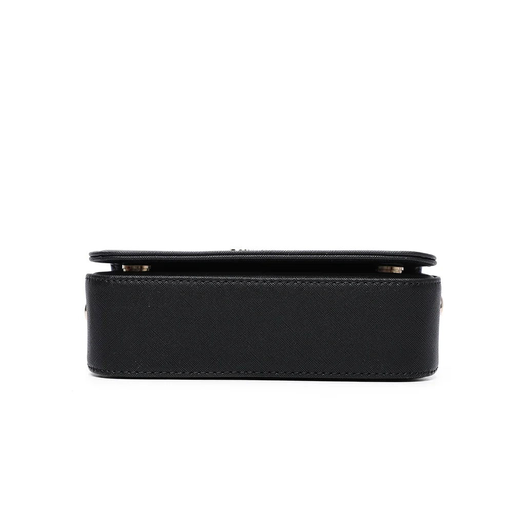 Dessous de Lisa noir, en synthétique à la texture saffiano, pour un format net de 22 cm de large – réf. C-7097