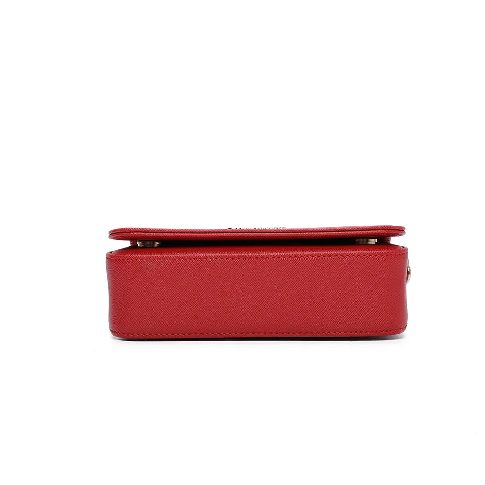 Dessous de Lisa rouge, en synthétique à la texture saffiano, pour un format net de 22 cm de large – réf. C-7097