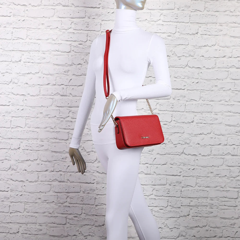 Sac Lisa rouge porté par une femme en bandoulière, sa chaîne dorée mise en valeur sur la silhouette – réf. C-7097