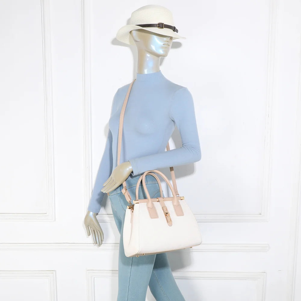 Sac à main femme Loria Signature beige/taupe porté, élégant à la main comme en bandoulière – réf. A-9165