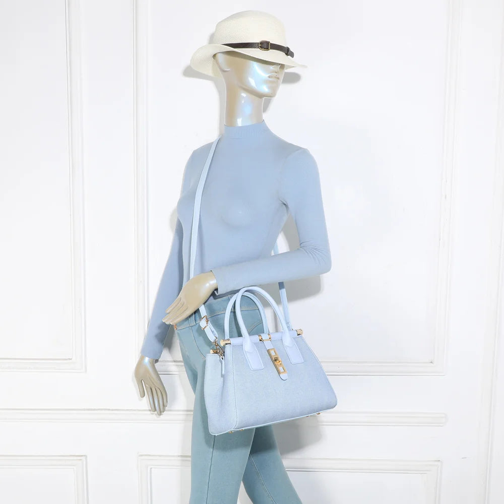 Sac à main femme Loria Signature bleu clair porté, élégant à la main comme en bandoulière – réf. A-9165