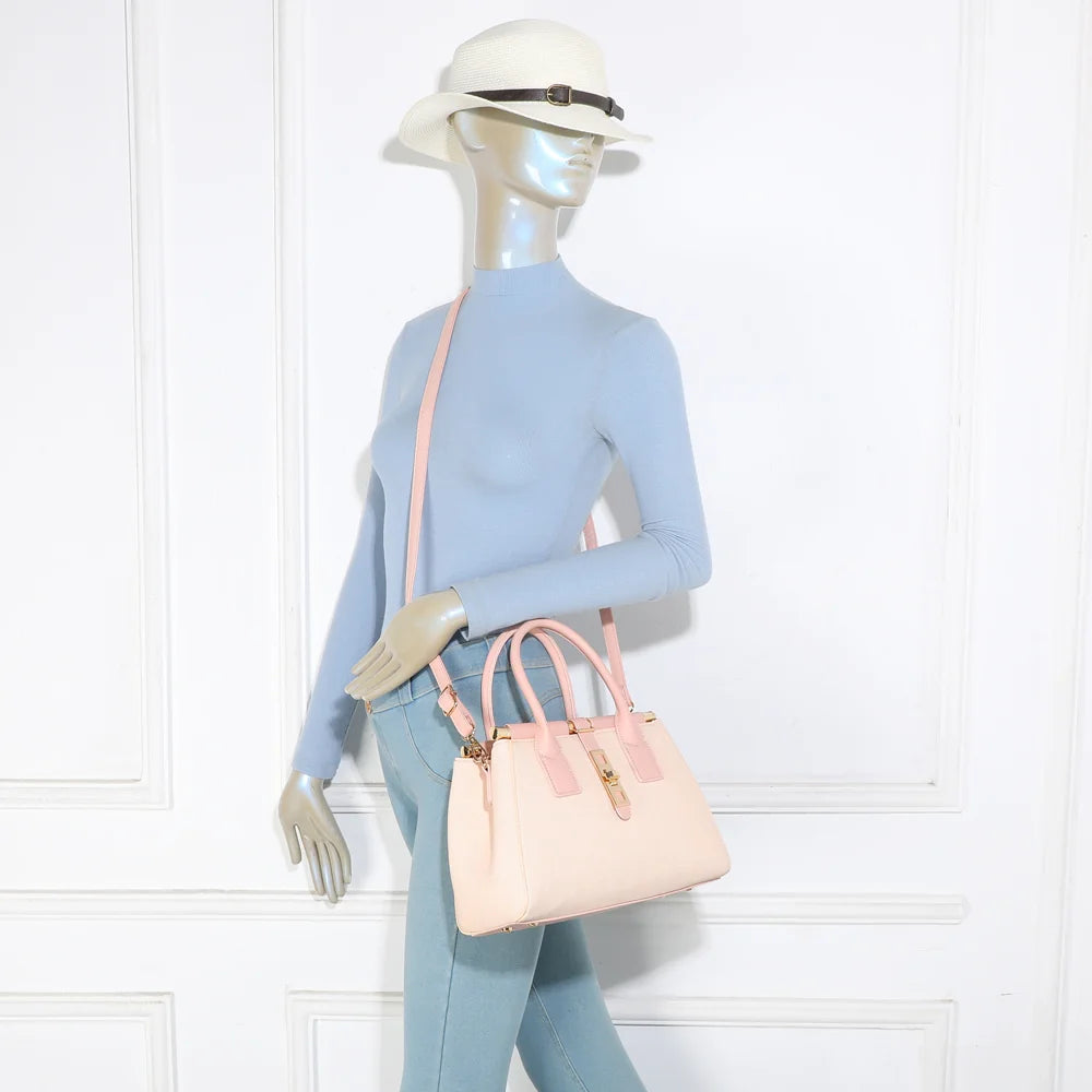 Sac à main femme Loria Signature rose porté, élégant à la main comme en bandoulière – réf. A-9165