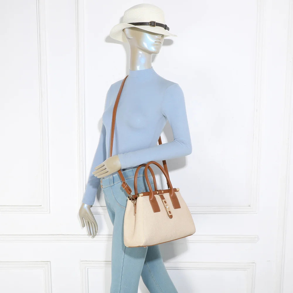Sac à main femme Loria Signature taupe/marron porté, élégant à la main comme en bandoulière – réf. A-9165