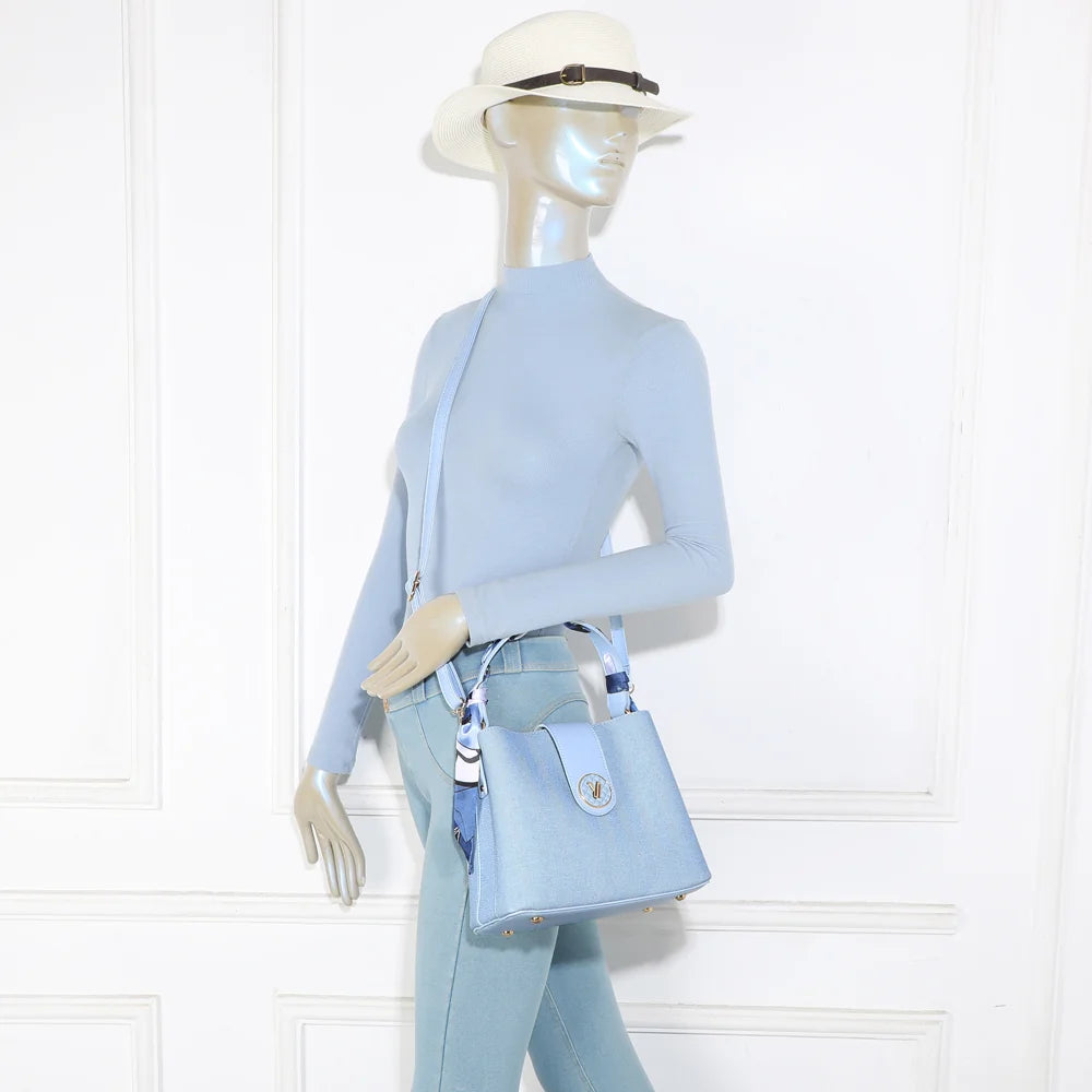 Sac à main Luma bleu clair porté par une femme, à la main ou en bandoulière ajustable – réf. A-9146