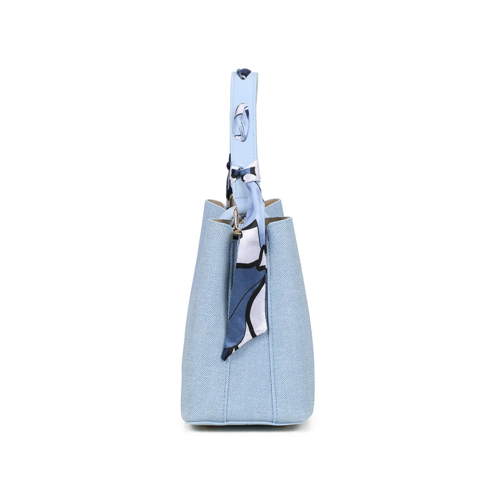 Profil du sac Luma bleu clair : 12 cm de profondeur et anneaux métalliques dorés d’attache – réf. A-9146