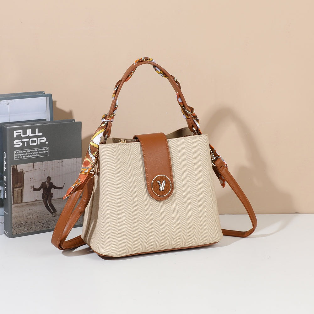 Sac à main Luma taupe/marron à anse foulard mis en scène dans un décor – visuel d’ambiance créé avec l’IA – Gallantry Paris