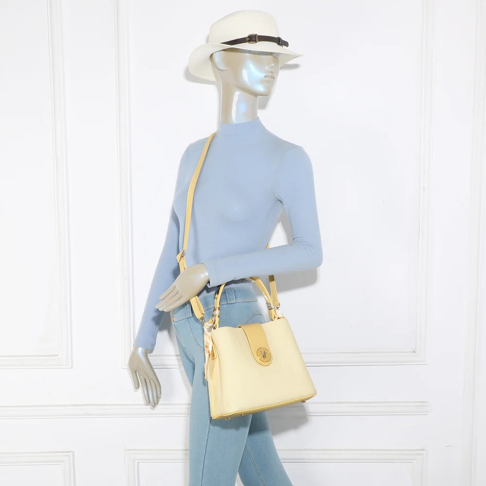 Sac à main Luma jaune porté par une femme, à la main ou en bandoulière ajustable – réf. A-9146