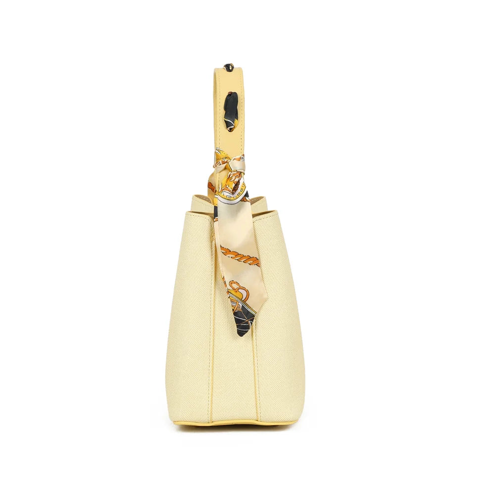 Profil du sac Luma jaune : 12 cm de profondeur et anneaux métalliques dorés d’attache – réf. A-9146