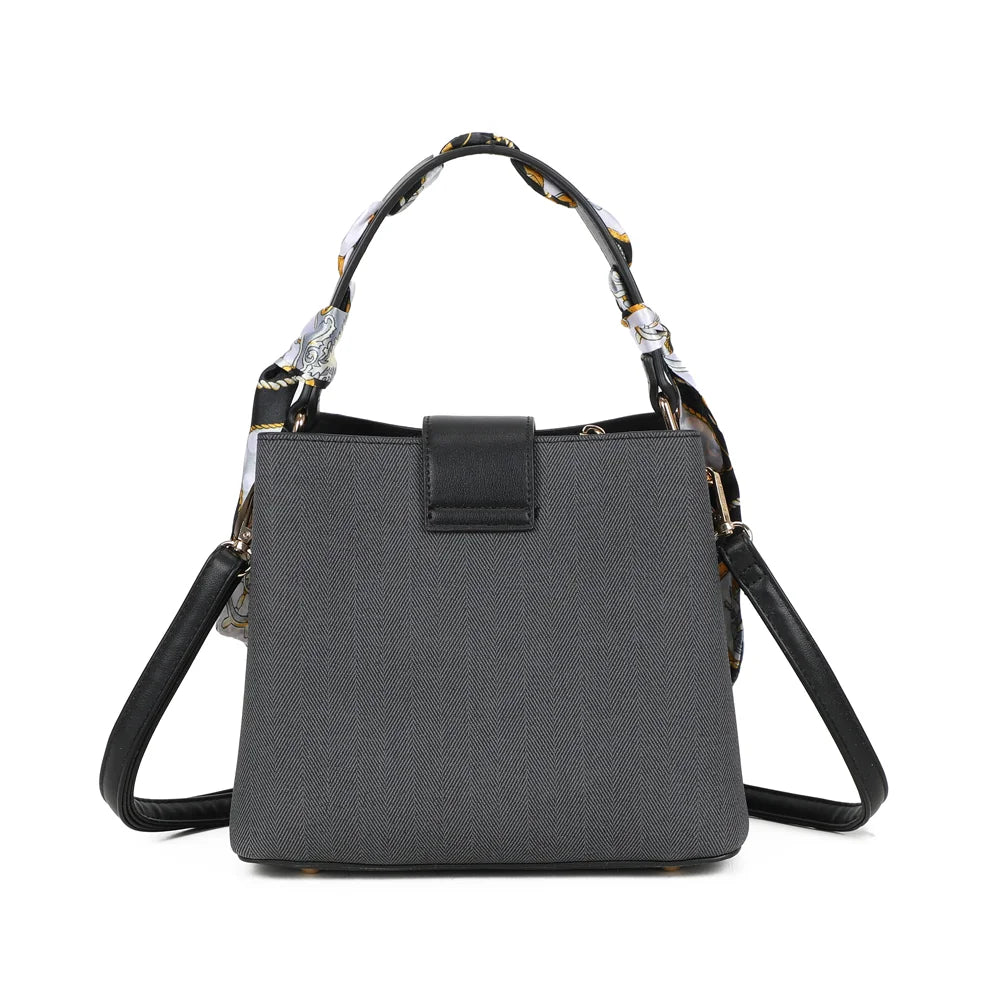 Dos du sac Luma noir en toile tissée à chevrons, avec son anse drapée de foulard imprimé – réf. A-9146