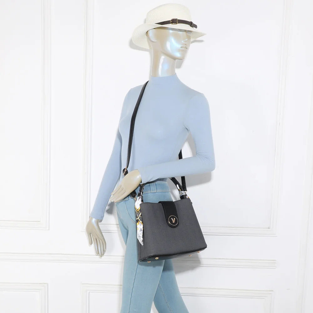 Sac à main Luma noir porté par une femme, à la main ou en bandoulière ajustable – réf. A-9146