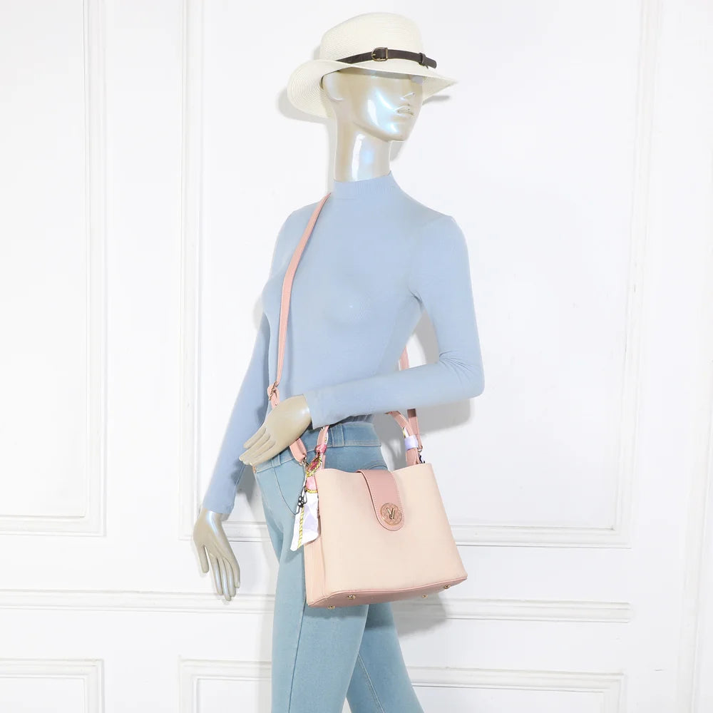 Sac à main Luma rose porté par une femme, à la main ou en bandoulière ajustable – réf. A-9146