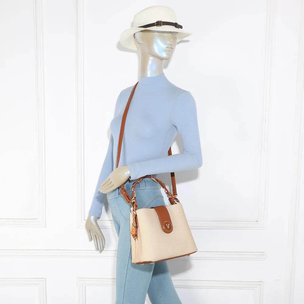 Sac à main Luma taupe/marron porté par une femme, à la main ou en bandoulière ajustable – réf. A-9146