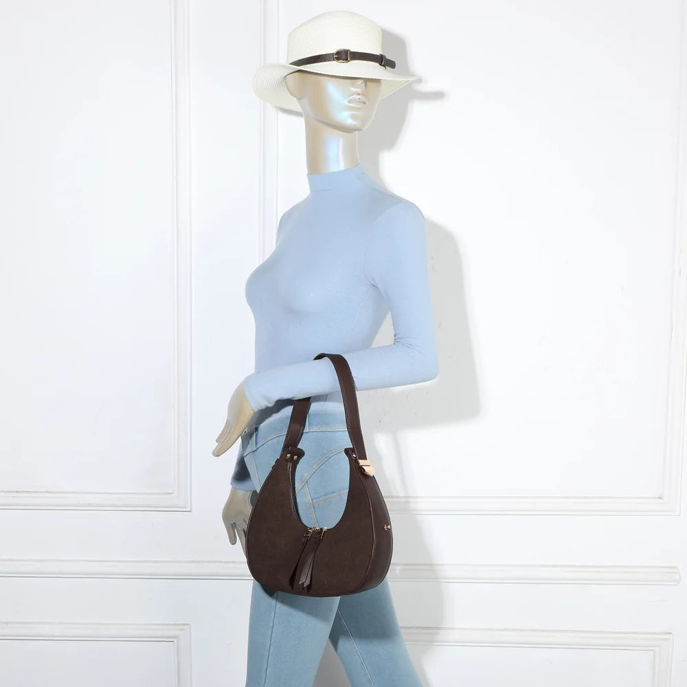 Sac Luméra café porté épaule par une femme : format compact qui se cale sous le bras – réf. A-9151