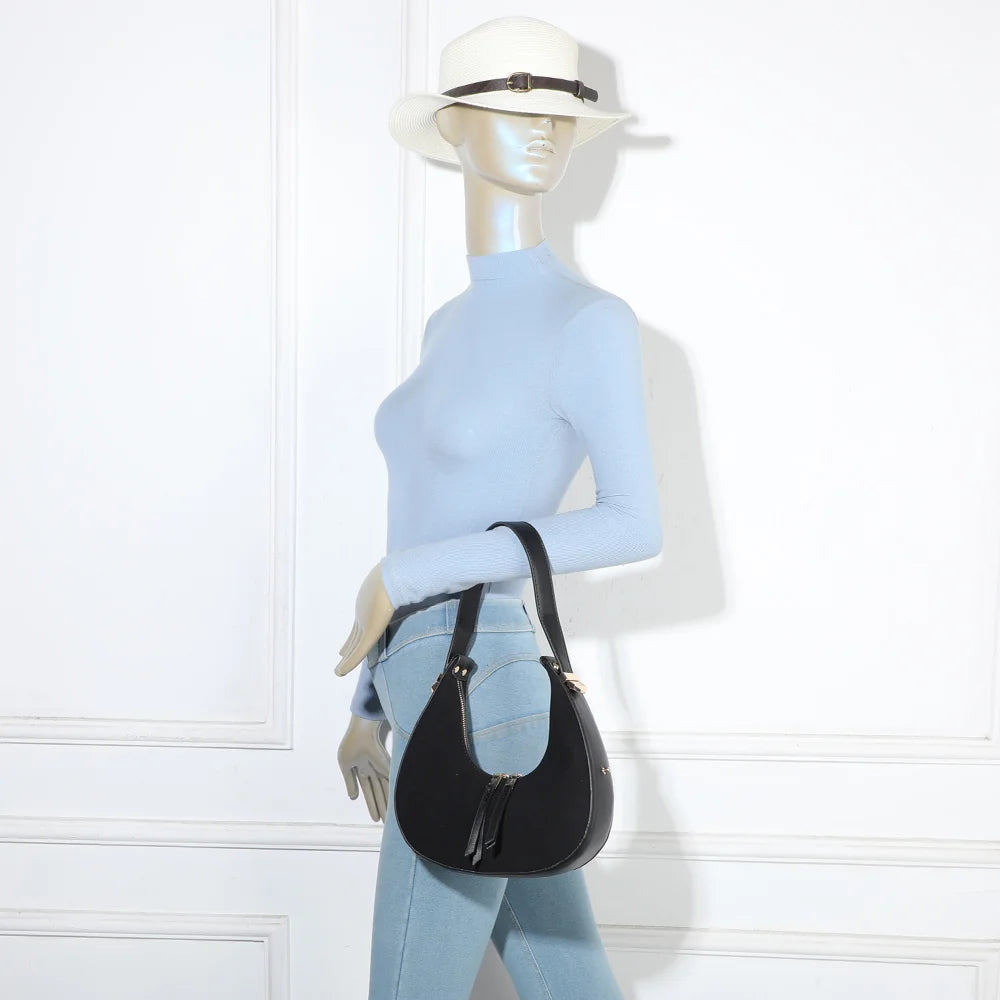 Sac Luméra noir porté épaule par une femme : format compact qui se cale sous le bras – réf. A-9151