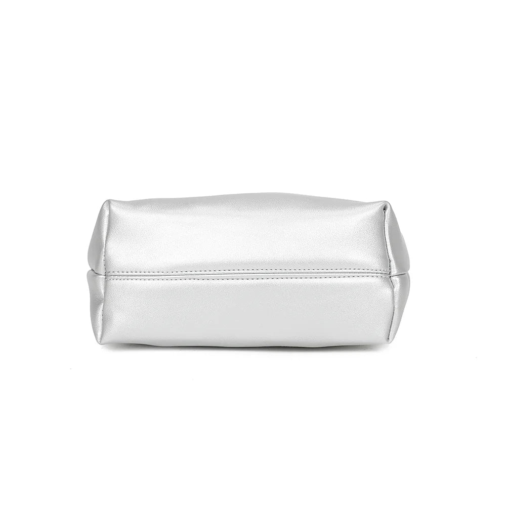 Dessous du Lumière Perle argent, fond en synthétique lisse assorti au reste du petit sac – réf. KJ-62044