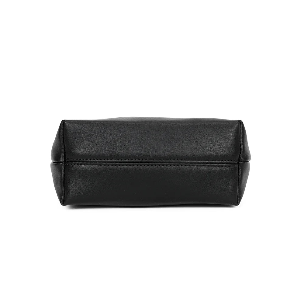 Dessous du Lumière Perle noir, fond en synthétique lisse assorti au reste du petit sac – réf. KJ-62044