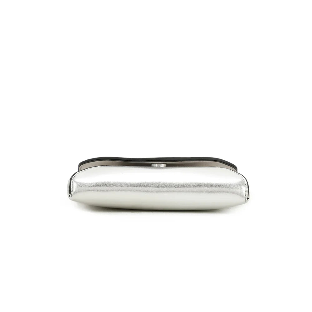 Dessous de la pochette Luminia argent, silhouette compacte de 19,5 cm de large – réf. R-1702