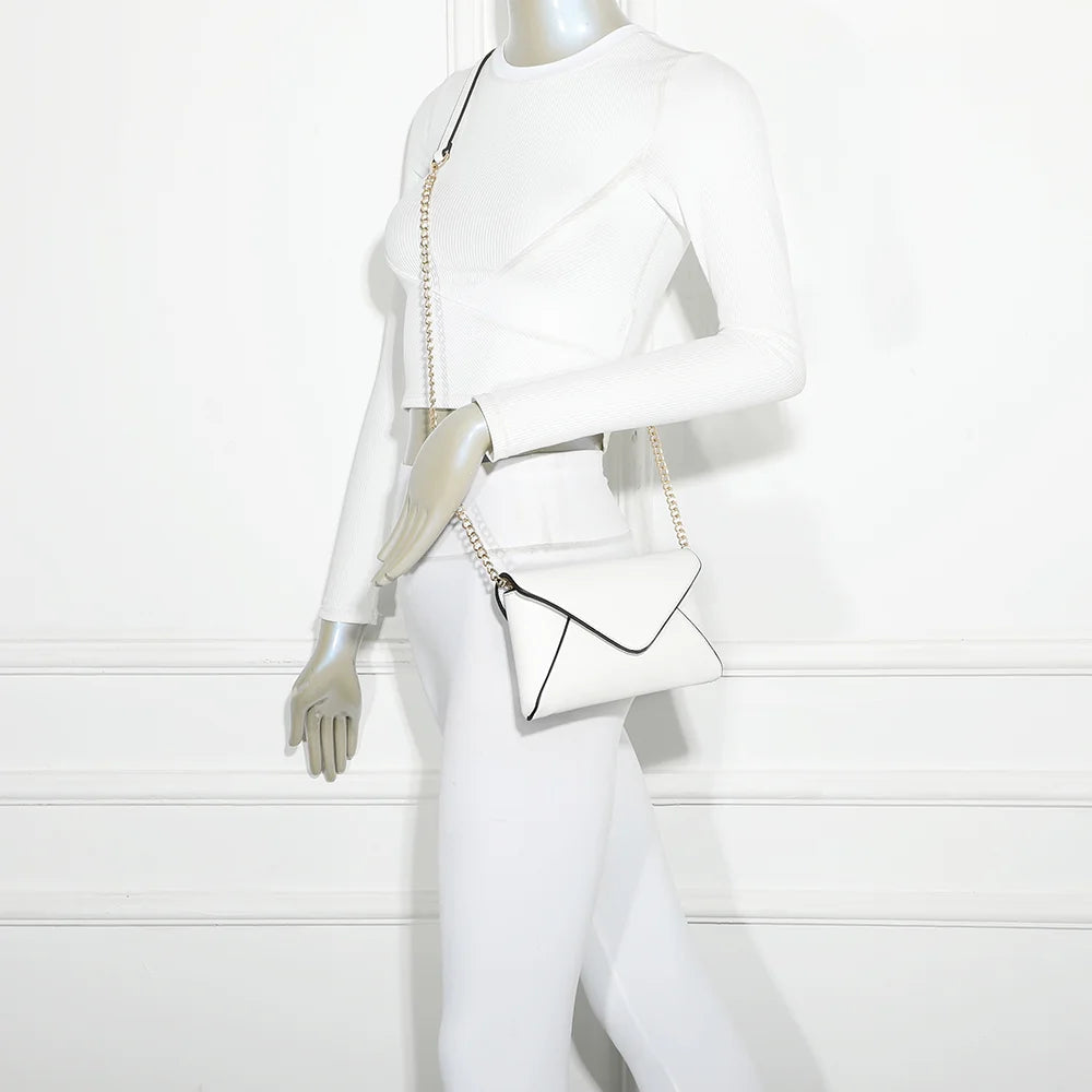 Pochette Luminia blanc portée par une femme, chaîne fine à l’épaule ou en bandoulière – réf. R-1702