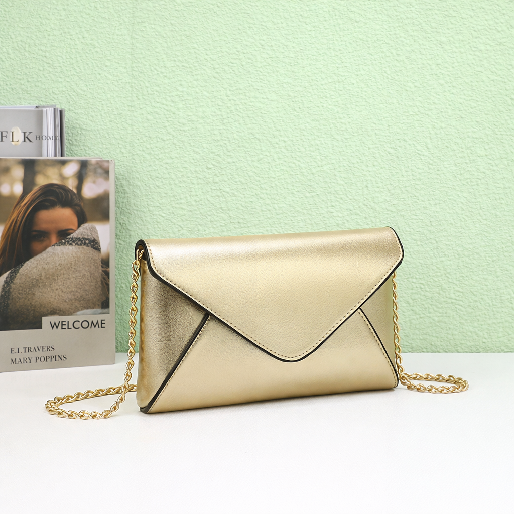 Pochette enveloppe Luminia or à chaîne dorée dans une mise en scène d’ambiance – visuel d’ambiance créé avec l’IA – Gallantry Paris