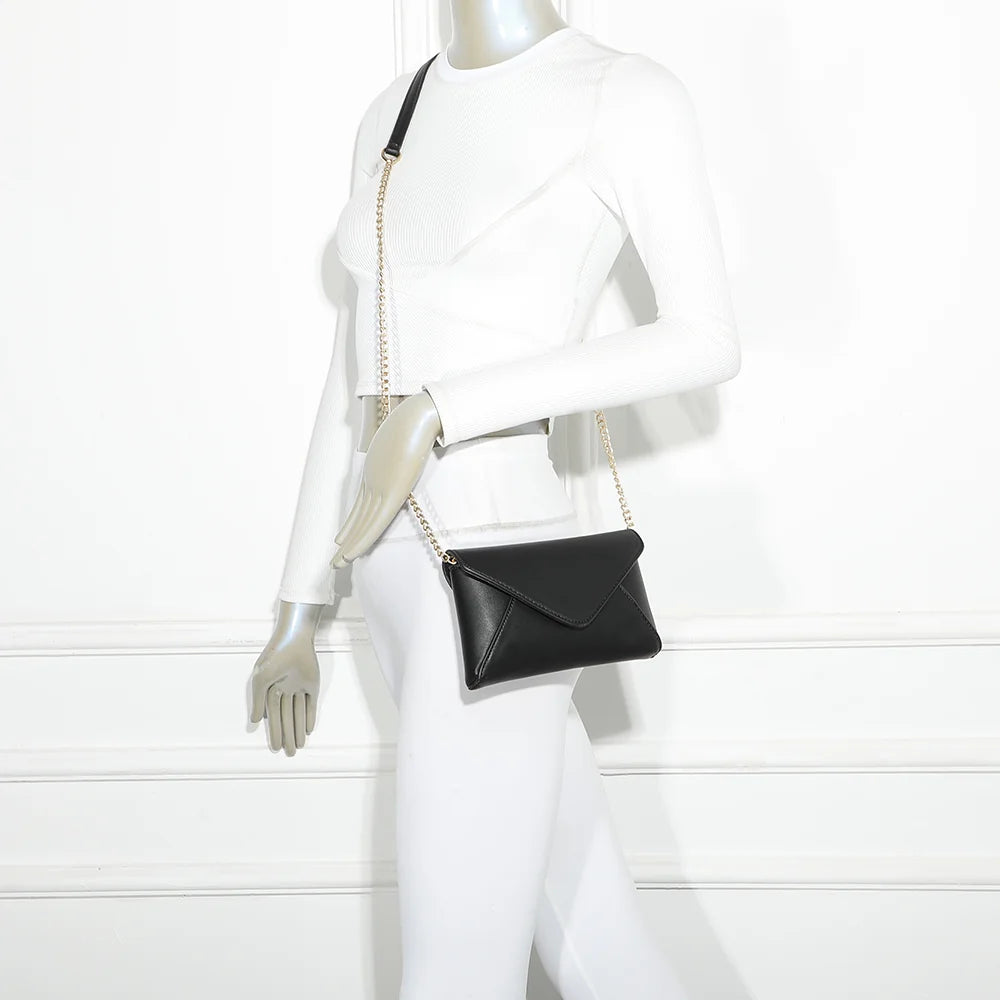Pochette Luminia noir portée par une femme, chaîne fine à l’épaule ou en bandoulière – réf. R-1702