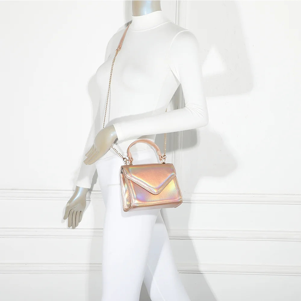 Mini sac Luna champagne porté par une femme, pour une touche de brillance sur une tenue de ville ou de soirée – réf. R-1916