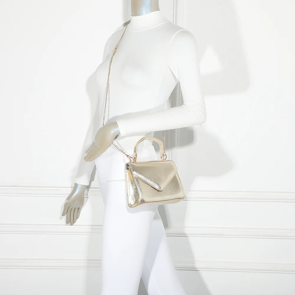 Mini sac Luna or porté par une femme, pour une touche de brillance sur une tenue de ville ou de soirée – réf. R-1916