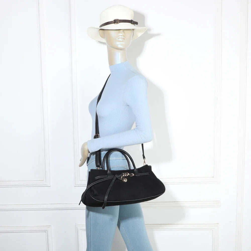 Sac à main femme Lunéa noir porté, avec sa sangle réglable et amovible – réf. R-2022-1