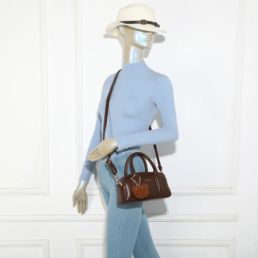 Sac à main femme Lya café porté, format compact à tenir à la main ou en bandoulière – réf. KJ-62067