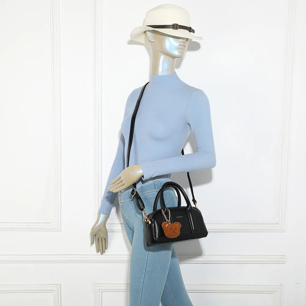 Sac à main femme Lya noir porté, format compact à tenir à la main ou en bandoulière – réf. KJ-62067