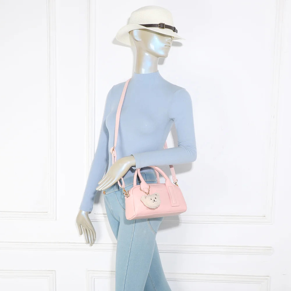Sac à main femme Lya rose porté, format compact à tenir à la main ou en bandoulière – réf. KJ-62067