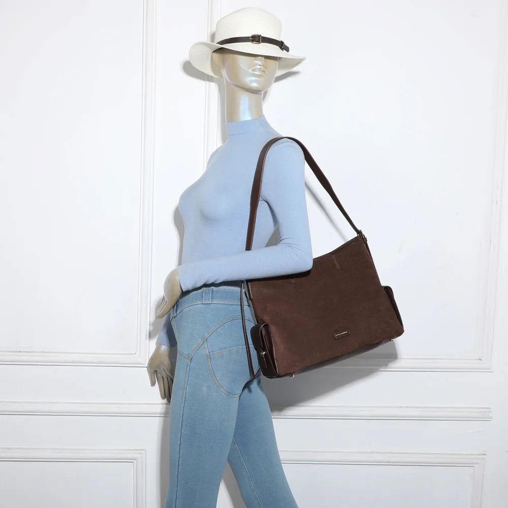Sac Lyséa café porté à l’épaule par une femme, anse longue et confortable – réf. R-2020