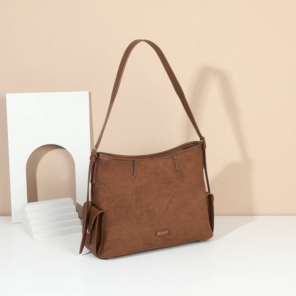 Sac Lyséa marron effet daim posé dans un décor intérieur chaleureux – visuel d’ambiance créé avec l’IA – Gallantry Paris