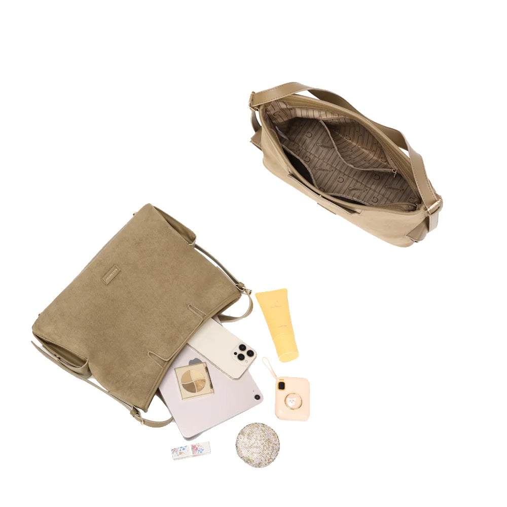 Intérieur du Lyséa taupe foncé : grand compartiment et poche zippée sur doublure à motif logo – réf. R-2020