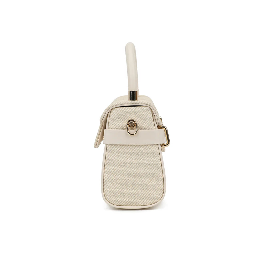 Profil du Lysia beige : côté texturé et attache dorée de la bandoulière amovible – réf. YL-26007