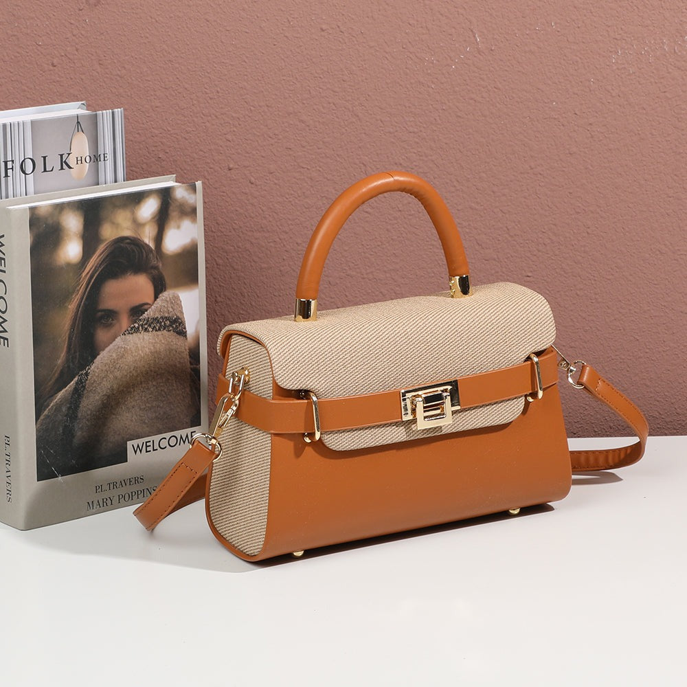 Sac à main femme Lysia posé dans un décor d’intérieur, rabat texturé et fermoir doré – visuel d’ambiance créé avec l’IA – Gallantry Paris