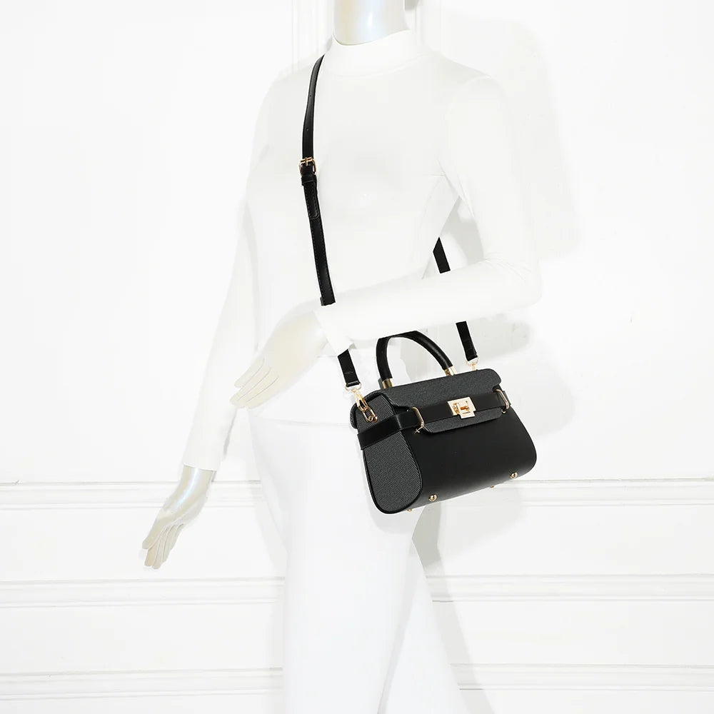 Sac Lysia noir porté par une femme, à la main ou avec sa bandoulière amovible – réf. YL-26007