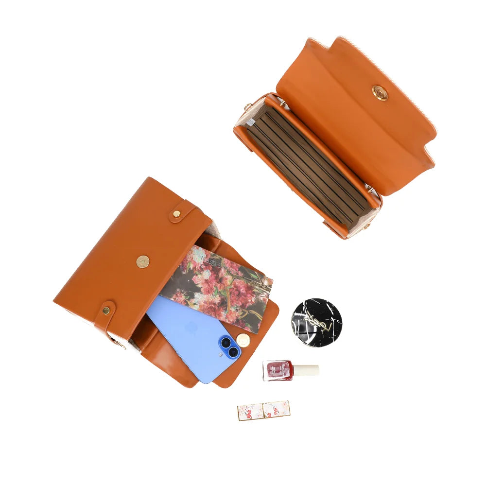 Intérieur du Lysia taupe/marron : compartiment principal sous le rabat pour téléphone et petits essentiels – réf. YL-26007