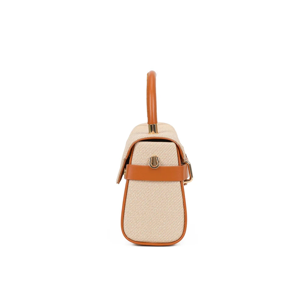 Profil du Lysia taupe/marron : côté texturé et attache dorée de la bandoulière amovible – réf. YL-26007